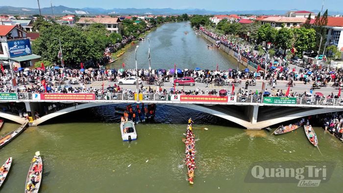 Lễ hội đua, bơi thuyền truyền thống trên sông Kiến Giang thu hút sự quan tâm của đông đảo du khách, người dân - Ảnh: P.S
