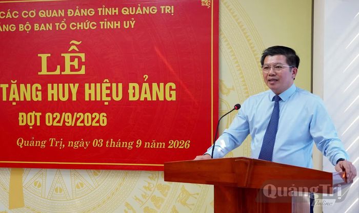 Đồng chí Trần Vũ Khiêm, Phó Bí thư Thường trực Tỉnh ủy mong muốn đồng chí Nguyễn Lương Bình tiếp tục tham mưu cho Thường trực Tỉnh ủy, Ban Thường vụ Tỉnh ủy trong công tác lãnh đạo, chỉ đạo, nhất là công tác tổ chức xây dựng Đảng - Ảnh: Q.V