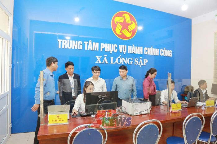Đoàn công tác của tỉnh kiểm tra công tác giải quyết thủ tục hành chính tại xã Lóng Sập.