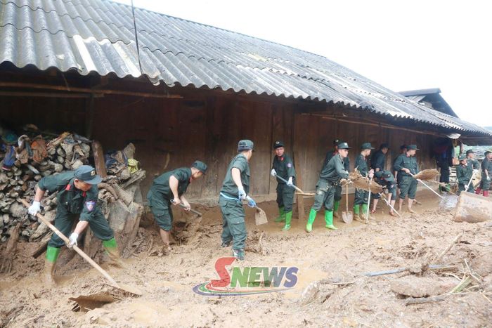 Tiểu đoàn 2, Trung đoàn Cảnh sát cơ động số 2 thuộc Bộ Tư lệnh cảnh sát cơ động (Bộ Công an) tham gia khắc phục thiên tai tại xã Ngọc Chiến.