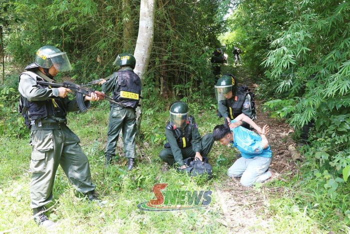 Cán bộ, chiến sĩ Tiểu đoàn 2 thực tập phương án tập kích, truy kích, đánh bắt trên địa bàn rừng núi trong chương trình Hành quân dã ngoại.