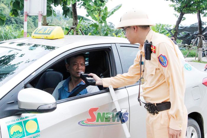 Phòng Cảnh sát giao thông kiểm tra nồng độ cồn người tham gia giao thông.