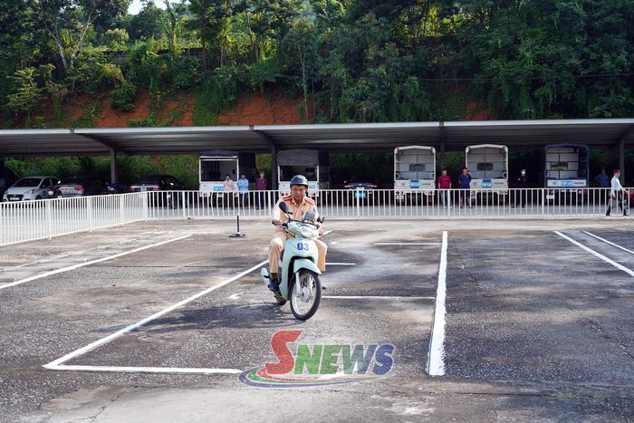 Cán bộ Cảnh sát Giao thông tham gia kiểm tra kỹ năng điều khiển phương tiện.