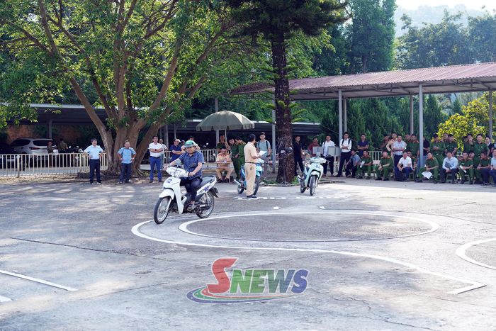 Kiểm tra kỹ năng điều khiển phương tiện bài đi vòng số 8.