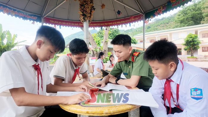 Trung úy Phạm Quang Trung luôn tìm tòi những cách làm sáng tạo để giúp học sinh dễ dàng hiểu bài.