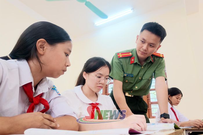 Mỗi bài giảng đều được Trung úy Phạm Quang Trung truyền cảm hứng, thắp lên niềm say mê học tập cho từng học sinh.