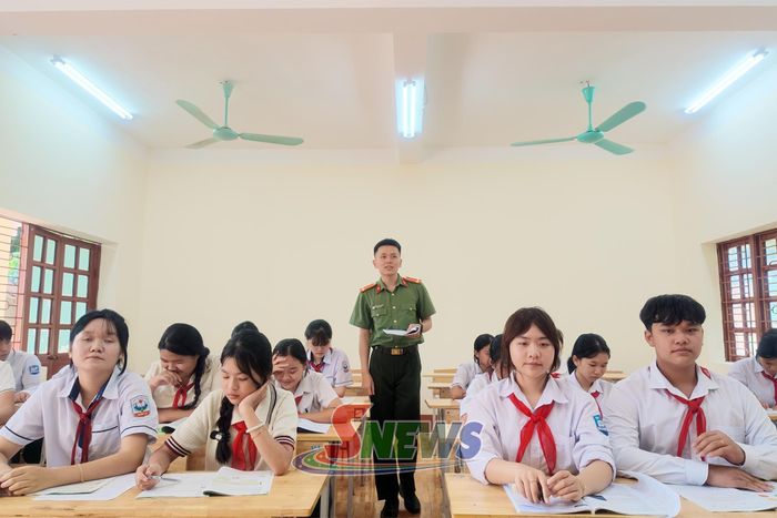 Trung úy Phạm Quang Trung trực tiếp đứng lớp hỗ trợ học sinh Trường Tiểu học- THCS Chiềng Khương ôn luyện môn Toán.
