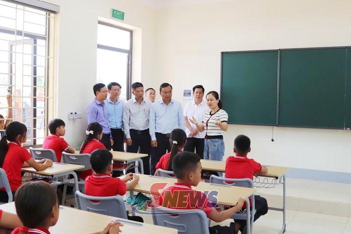 Đoàn công tác của tỉnh kiểm tra các lớp học tại Trường Nội trú liên cấp Tiểu học – THCS các xã Chiềng Sơn.  