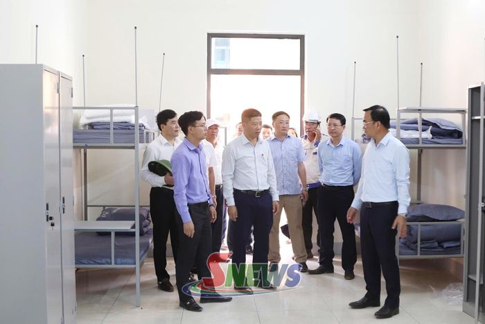 Đoàn công tác của tỉnh kiểm tra các phòng ở bán trú cho học sinh tại Trường Nội trú liên cấp Tiểu học – THCS xã Chiềng Sơn.  