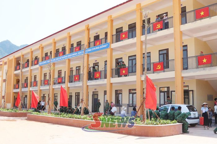 Trường Nội trú liên cấp Tiểu học – THCS các xã Chiềng Sơn chuẩn bị khai giảng năm học mới.