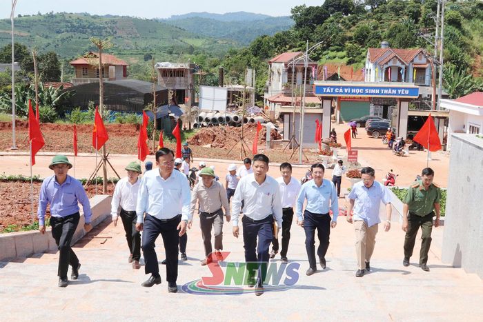 Đoàn công tác của tỉnh kiểm tra tiến độ chuẩn bị khai giảng và khánh thành trường nội trú tại xã Chiềng Sơn.