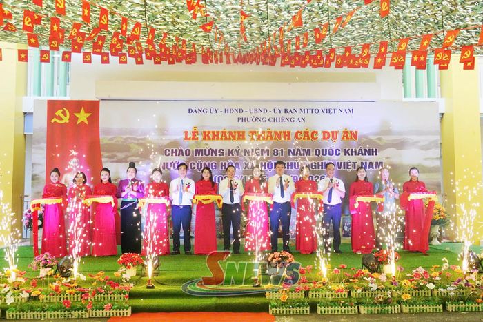 Các đại biểu thực hiện nghi thức cắt băng khánh thành công trình trường học.