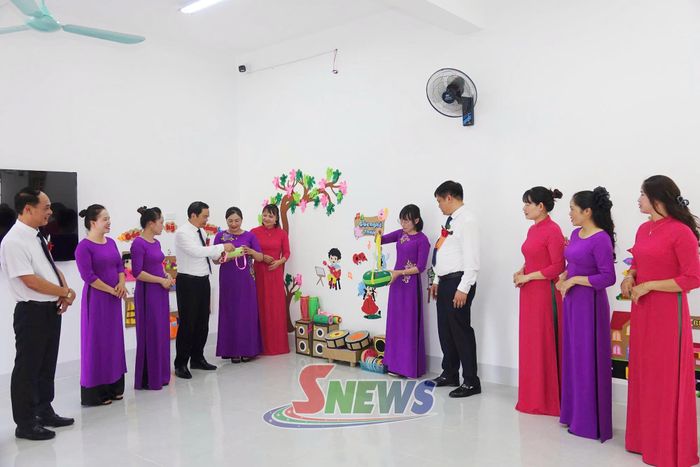 Các đại biểu tham quan cơ sở vật chất Trường Mầm non Chiềng An.