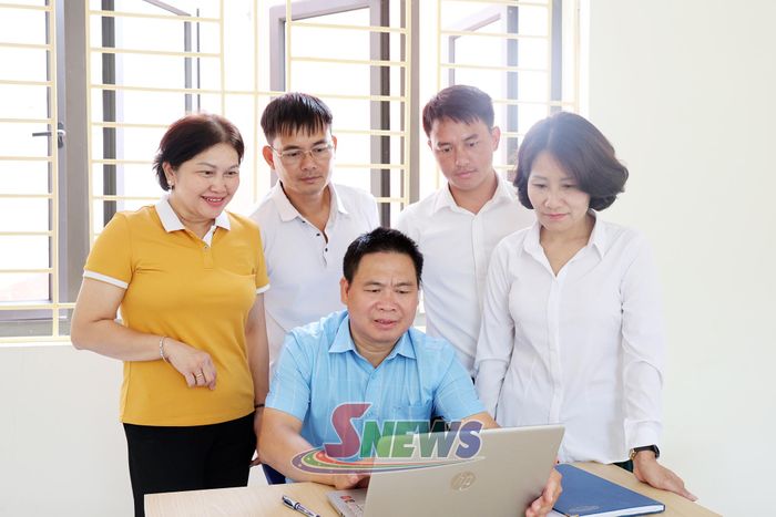 Tổ chuyên môn trao đổi nghiệp vụ.
