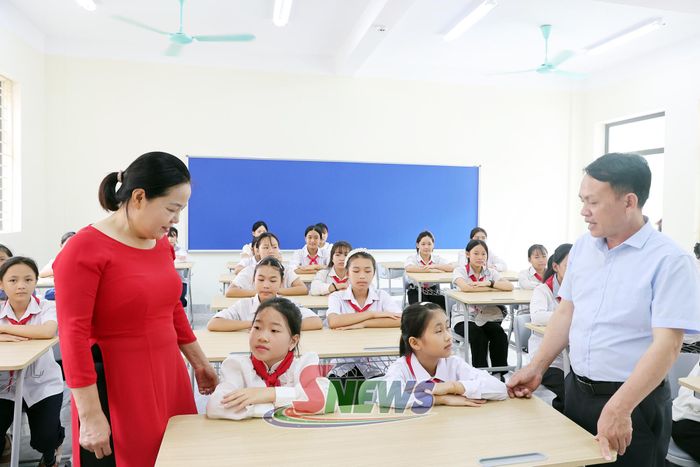Lãnh đạo xã và giáo viên nhà trường động viên học sinh.