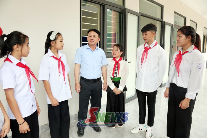 Lãnh đạo xã Phiêng Pằn động viên các em học sinh bước vào năm học mới. 