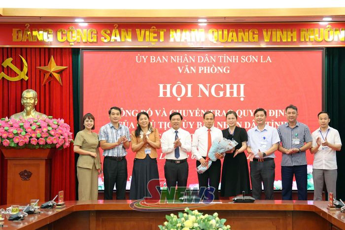 Tập thể lãnh đạo Văn phòng UBND tỉnh, lãnh đạo các phòng chuyên môn tặng hoa chúc mừng tân Phó Chánh Văn phòng UBND tỉnh.