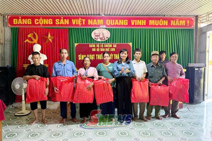 Đồng chí Trưởng ban Nội chính Tỉnh ủy trao quà cho hộ nghèo, hộ cận nghèo bản Quế Sơn.