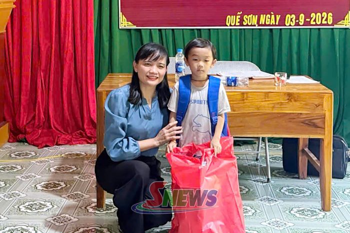 Đồng chí Trưởng ban Nội chính Tỉnh ủy tặng quà cho trẻ mồ côi bản Quế Sơn.