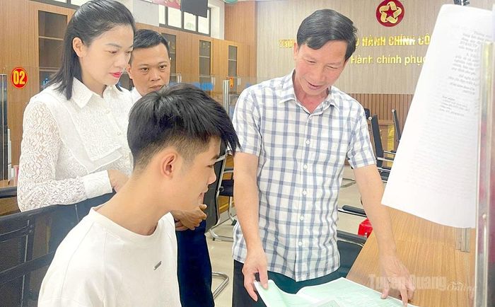 Cán bộ Trung tâm Phục vụ hành chính công xã Bắc Quang hướng dẫn người dân thực hiện thủ tục hành chính.