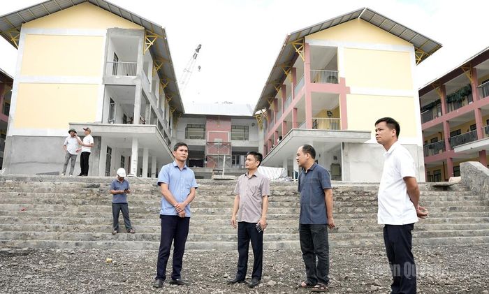 Lãnh đạo Sở GD&ĐT kiểm tra tiến độ và công tác chuẩn bị năm học mới Trường PTNT Tiểu học và THCS Sơn Vĩ.