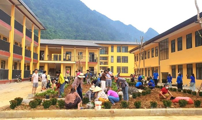 Giáo viên và phụ huynh, đoàn thanh niên trồng hoa khuôn viên Trường PTNT Tiểu học và THCS Minh Tân chuẩn bị lễ khai giảng năm học mới.