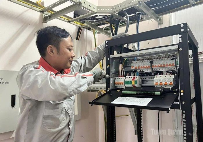 Kỹ thuật viên Viettel Tuyên Quang kiểm tra hệ thống các trạm phát sóng 4G, 5G mới đảm bảo thông tin liên lạc cho người dân.