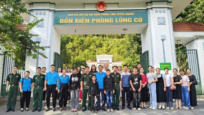 Đoàn công tác Liên đoàn Lao động tỉnh Tuyên Quang và các em học sinh có hoàn cảnh khó khăn chụp ảnh lưu niệm cùng cán bộ, chiến sĩ tại Đồn Biên phòng Lũng Cú.