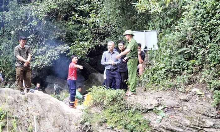 Đội Chữa cháy và Cứu nạn, cứu hộ khu vực Hà Giang bàn giao thi thể nạn nhân cho chính quyền địa phương và gia đình.