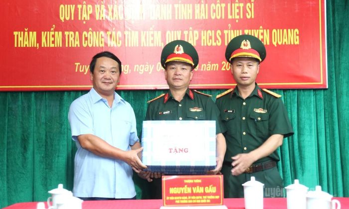 Bí thư Tỉnh ủy Hầu A Lềnh tặng quà Đội Tìm kiếm, quy tập hài cốt liệt sĩ, Bộ Chỉ huy Quân sự tỉnh tại xã Thanh Thủy.