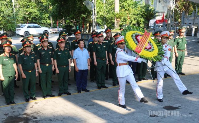 Các đại biểu dâng hoa tại Nghĩa trang Liệt sĩ Quốc gia Vị Xuyên.