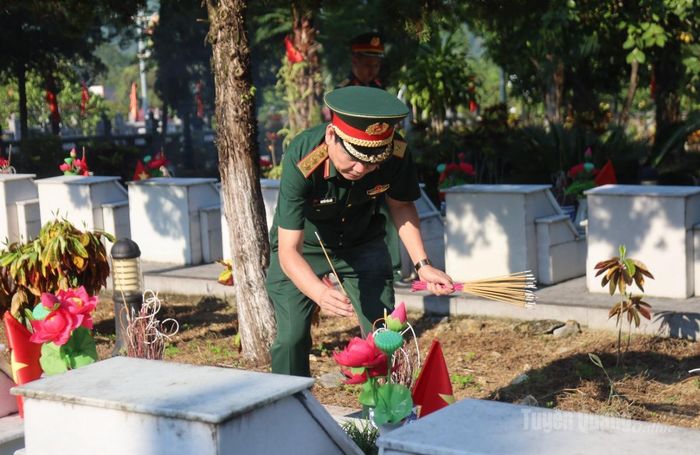 Thượng tướng Nguyễn Văn Gấu thắp hương các phần mộ liệt sĩ.