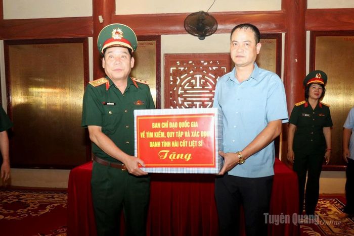 Thượng tướng Nguyễn Văn Gấu tặng quà cho Ban quản lý Nghĩa trang Liệt sĩ Quốc gia Vị Xuyên.