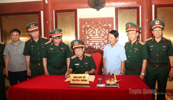 Thượng tướng Nguyễn Văn Gấu ghi sổ truyền thống tại Nghĩa trang Liệt sĩ Quốc gia Vị Xuyên.