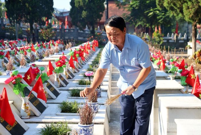 Bí thư Tỉnh ủy Hầu A Lềnh thắp hương các phần mộ liệt sĩ.