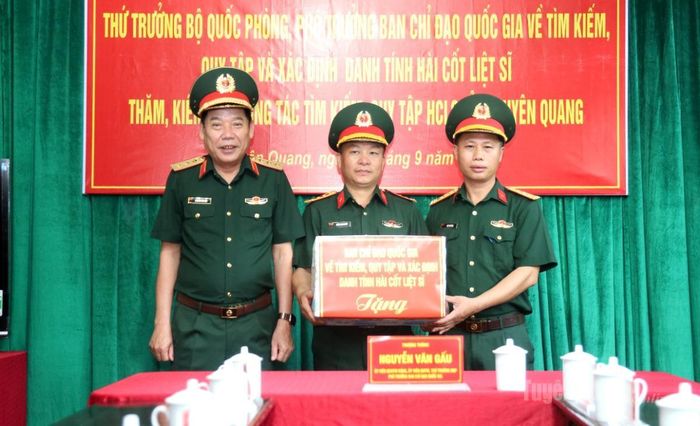 Thượng tướng Nguyễn Văn Gấu tặng quà Đội Tìm kiếm, quy tập hài cốt liệt sĩ, Bộ Chỉ huy Quân sự tỉnh tại xã Thanh Thủy.