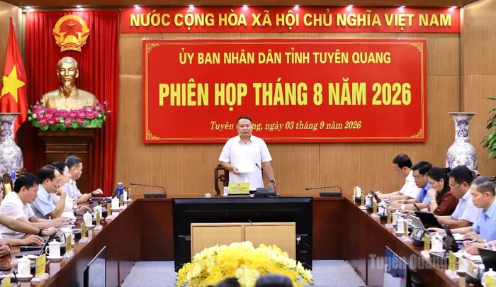 Chủ tịch UBND tỉnh chủ trì phiên họp.