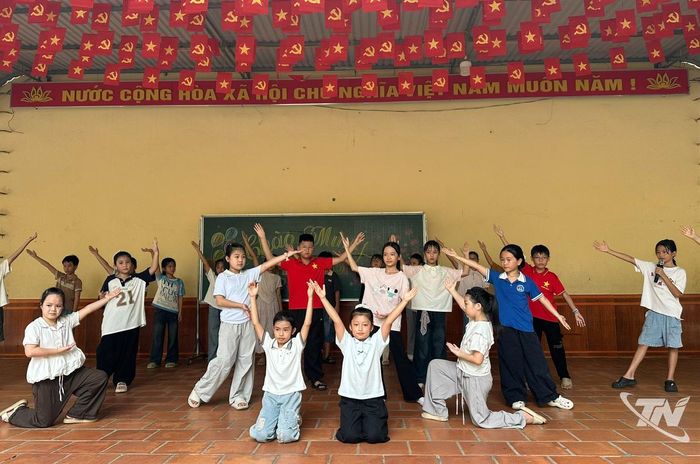 Học sinh tại phường Bắc Kạn tập văn nghệ chuẩn bị cho Lễ khai giảng năm học 2026- 2027.