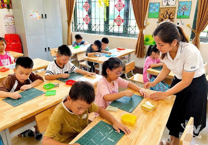 Tiết học tăng cường Tiếng việt cho trẻ em dân tộc thiểu số trước khi vào lớp Một tại Phân hiệu Tiểu học Quang Sơn.