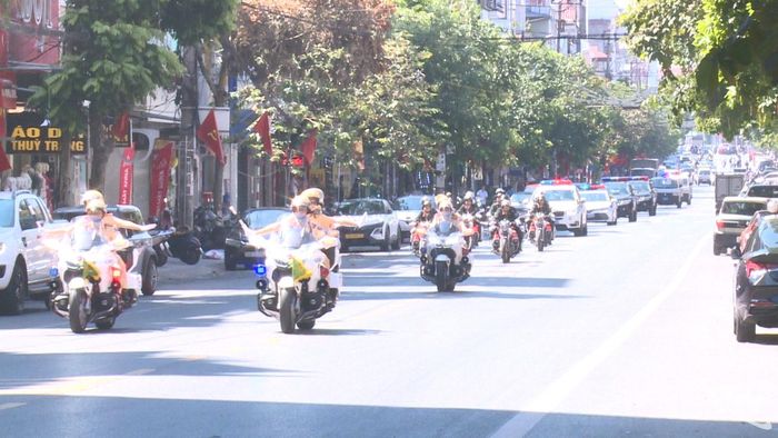 Lực lượng chức năng diễu hành trên các tuyến phố.