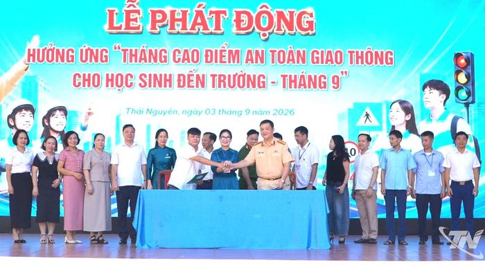 Đại diện các đơn vị ký cam kết đảm bảo trật tự an toàn giao thông.