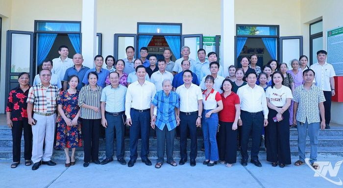 Đồng chí Phó Bí thư Tỉnh ủy, Chủ tịch UBND tỉnh Vương Quốc Tuấn chụp ảnh lưu niệm với cán bộ, đảng viên Chi bộ tổ dân phố 39, Đảng bộ phường Tích Lương.