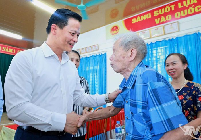 Đồng chí Vương Quốc Tuấn và đảng viên Chi bộ tổ dân phố 39.