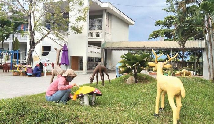 Chỉnh trang khuôn viên trường học trước năm học mới.