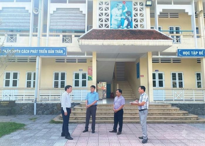 Giám đốc Sở Giáo dục và Đào tạo Nguyễn Tân kiểm tra công tác chuẩn bị năm học mới tại các trường học.