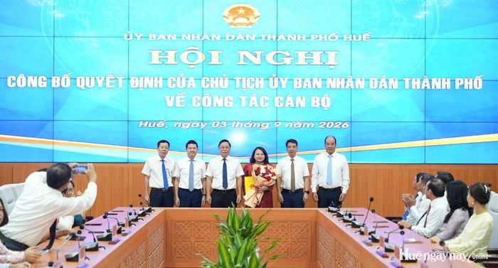 Lãnh đạo thành phố trao quyết định, tặng hoa chúc mừng Giám đốc Sở Ngoại vụ Trần Thị Hoài Trâm.