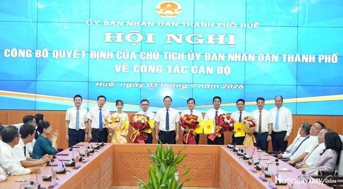 Lãnh đạo UBND thành phố tặng hoa, chúc mừng các đồng chí Giám đốc và Phó Giám đốc Sở Văn hóa, Thể thao và Du lịch.
