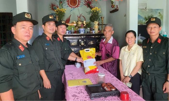 Ban Chỉ huy Tiểu đoàn CSCĐ số 2 trao quà cho gia đình ông Trần Duy Ý - thân nhân liệt sĩ.