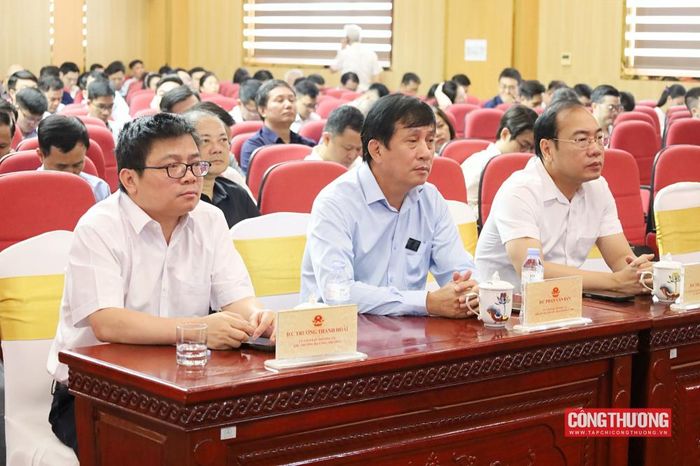 Ủy viên Ban Thường vụ Đảng ủy, Thứ trưởng Bộ Công Thương Trương Thanh Hoài (bên trái) chủ trì việc tham dự tại điểm cầu của Bộ