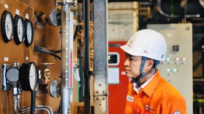 Đồng chí Trần Đức Thuật, Phó Quản đốc Phân xưởng vận hành cây sáng kiến của Công ty Nhiệt điện Thái Bình.